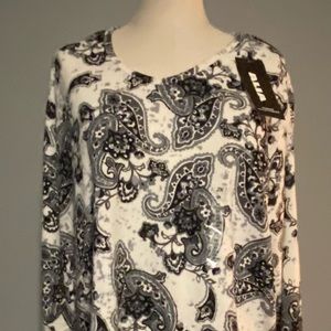 Womanβs NWT Alia black and white sweater